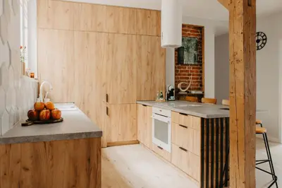 Kuchnia lub aneks kuchenny w obiekcie Uniwersytecka 27 - Przestronny apartament na Wrocławskiej Starówce - 3 sypialnie, sauna, billard - Wrocław - Fair Rentals