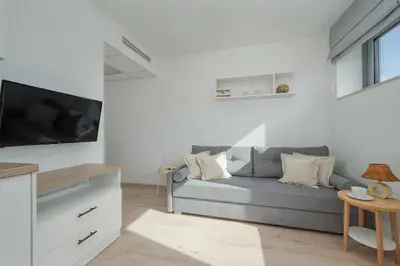 Telewizja i/lub zestaw kina domowego w obiekcie Air-conditioned Modern Studio with Parking in the Centre of Wroclaw by Noclegi Renters