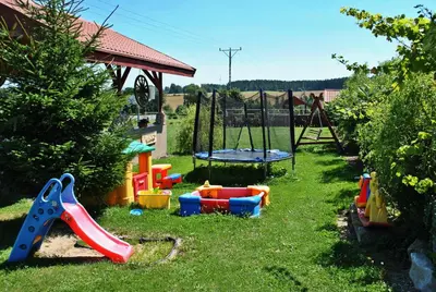 Plac zabaw dla dzieci w obiekcie Domki U Tarnawy