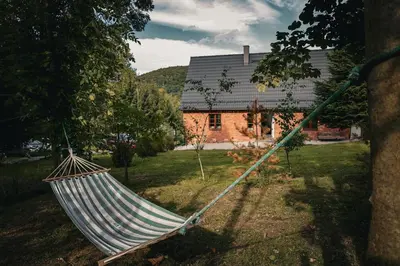 Ogród w obiekcie Domek Dziki Spokój z balią w Krainie Wygasłych Wulkanów