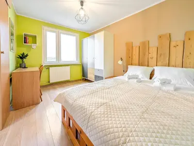 Łóżko lub łóżka w pokoju w obiekcie Park Skowroni Homely Apartment by BookingHost