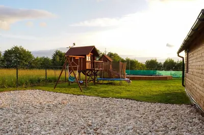 Plac zabaw dla dzieci w obiekcie Wilcza Polana Domek koło Międzygórza z jacuzzi i sauną