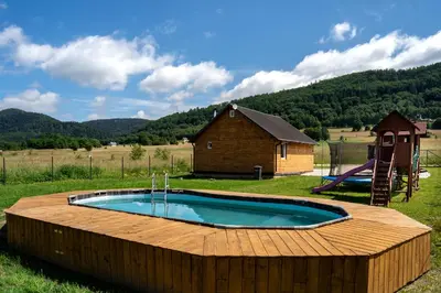 Widok na góry z tego domu w stylu alpejskim