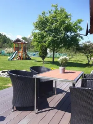 Plac zabaw dla dzieci w obiekcie Domki z bali Polanica-Zdrój