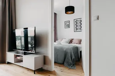 Telewizja i/lub zestaw kina domowego w obiekcie Białowieska 67 - Apartament z sypialnią, balkon w Porcie Popowice - Wrocław - Fair Rentals