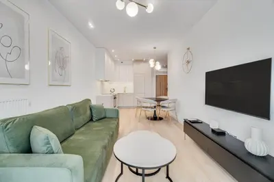 Telewizja i/lub zestaw kina domowego w obiekcie Sikorskiego 13 by Homeprime