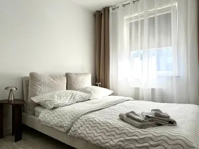 Łóżko lub łóżka w pokoju w obiekcie Iwaszkiewicza Apartment - Parking & Balcony