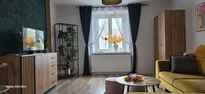 Telewizja i/lub zestaw kina domowego w obiekcie Apartament Biały Kamień