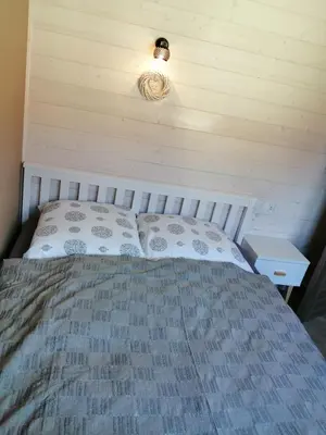 Łóżko lub łóżka w pokoju w obiekcie Domki Przy Zalewie