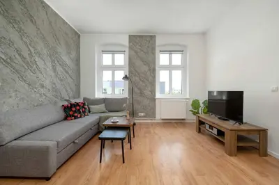 Telewizja i/lub zestaw kina domowego w obiekcie Spacious Apartment with WiFi & Smart TV Remote Working by Noclegi Renters