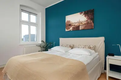 Łóżko lub łóżka w pokoju w obiekcie Spacious Apartment with WiFi & Smart TV Remote Working by Noclegi Renters