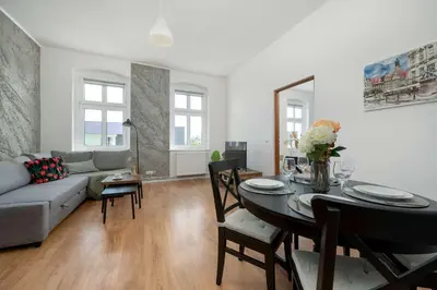 Część wypoczynkowa w obiekcie Spacious Apartment with WiFi & Smart TV Remote Working by Noclegi Renters