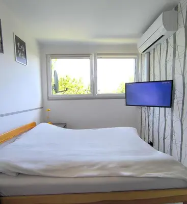Łóżko lub łóżka w pokoju w obiekcie Aparttrans Wroclaw Old Town Studio