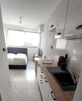 Łóżko lub łóżka w pokoju w obiekcie Aparttrans Wroclaw Old Town Studio