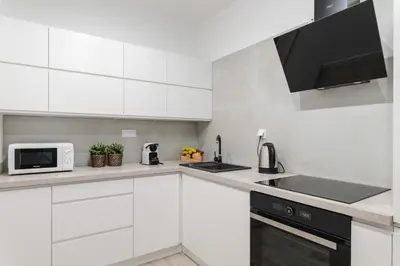 Kuchnia lub aneks kuchenny w obiekcie Pure Home Premium Apartments - Free Parking & AC