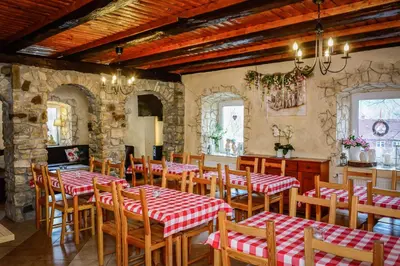 Restauracja lub miejsce do jedzenia w obiekcie Dom na Klonowym Wzgórzu