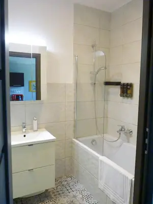 Łazienka w obiekcie Apartament Glatz - na Letniej, Kłodzko, winda, garaż podziemny, balkon z widokiem na góry