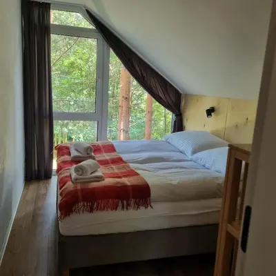 Łóżko lub łóżka w pokoju w obiekcie Strøme