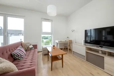 Telewizja i/lub zestaw kina domowego w obiekcie Cozy Apartment Wrocław with Garage Access by Noclegi Renters
