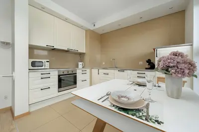 Kuchnia lub aneks kuchenny w obiekcie Cozy Apartment Wrocław with Garage Access by Noclegi Renters