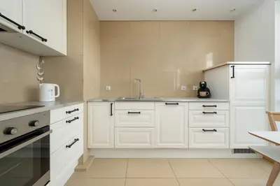 Kuchnia lub aneks kuchenny w obiekcie Cozy Apartment Wrocław with Garage Access by Noclegi Renters