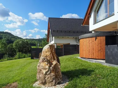 Widok na góry z tego domu w stylu alpejskim