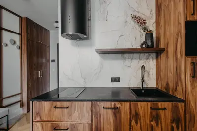 Kuchnia lub aneks kuchenny w obiekcie Czysta 4 - Apartament w Centrum Wrocławia, nowoczesny design, taras na dachu i przestrzeń do pracy - Wrocław - Fair Rentals