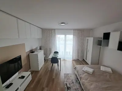 Telewizja i/lub zestaw kina domowego w obiekcie Studio Centrum Tęczowa