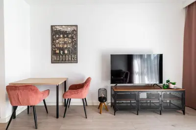 Telewizja i/lub zestaw kina domowego w obiekcie RentPlanet - Apartament Ptasia