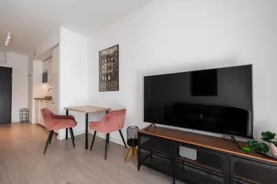 Telewizja i/lub zestaw kina domowego w obiekcie RentPlanet - Apartament Ptasia
