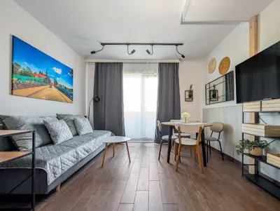 Telewizja i/lub zestaw kina domowego w obiekcie MicroHome Promenady Two-Level Apartment by BookingHost