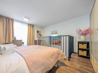 Łóżko lub łóżka w pokoju w obiekcie MicroHome Promenady Two-Level Apartment by BookingHost
