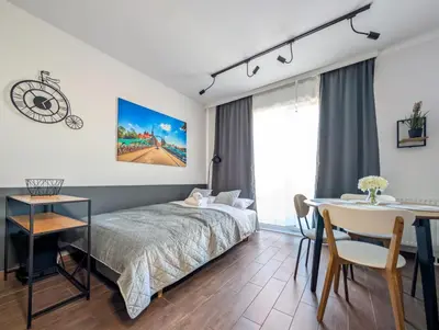 Łóżko lub łóżka w pokoju w obiekcie MicroHome Promenady Two-Level Apartment by BookingHost