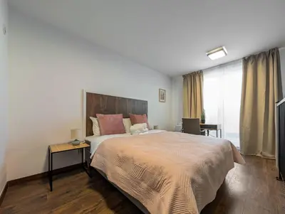 Łóżko lub łóżka w pokoju w obiekcie MicroHome Promenady Two-Level Apartment by BookingHost