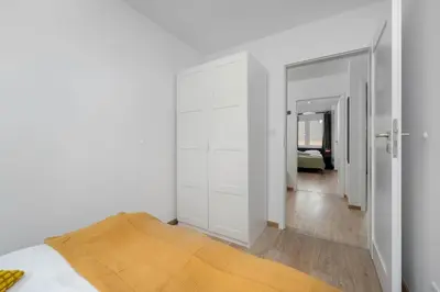 Łóżko lub łóżka w pokoju w obiekcie Large Apartment in Wrocław Center on the Market with 3 Bedrooms and Balcony by Noclegi Renters