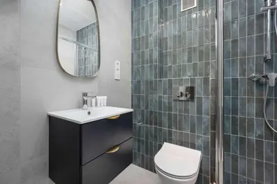 Łazienka w obiekcie Large Apartment in Wrocław Center on the Market with 3 Bedrooms and Balcony by Noclegi Renters