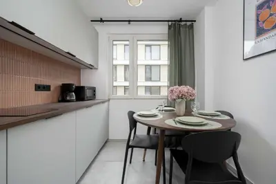 Kuchnia lub aneks kuchenny w obiekcie Large Apartment in Wrocław Center on the Market with 3 Bedrooms and Balcony by Noclegi Renters