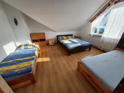Łóżko lub łóżka w pokoju w obiekcie Domek Karolinka