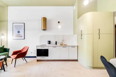 Kuchnia lub aneks kuchenny w obiekcie Sienkiewicza 32A by Homeprime