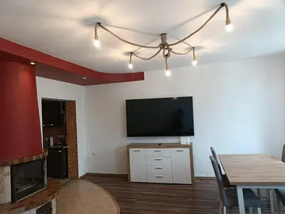 Telewizja i/lub zestaw kina domowego w obiekcie Apartament z kominkiem