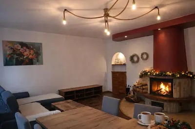 Część wypoczynkowa w obiekcie Apartament z kominkiem
