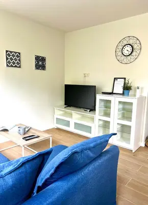 Telewizja i/lub zestaw kina domowego w obiekcie Legnica Apartament 36m2 Delux 3