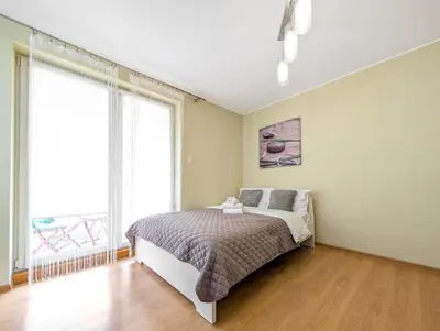 Łóżko lub łóżka w pokoju w obiekcie Pochyła Green Haven Apartment by BookingHost