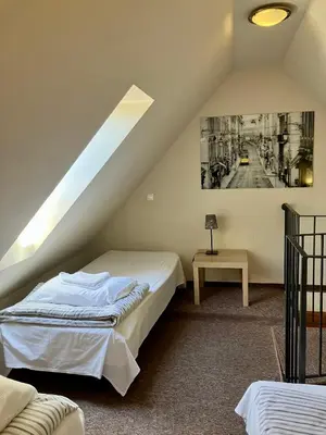 Łóżko lub łóżka w pokoju w obiekcie POKOJE GOŚCINNE Złote Modrzewie
