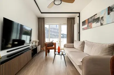 Telewizja i/lub zestaw kina domowego w obiekcie Prestiżowe Apartamenty z Widokiem na Rzekę i Parkingiem by Renters Prestige