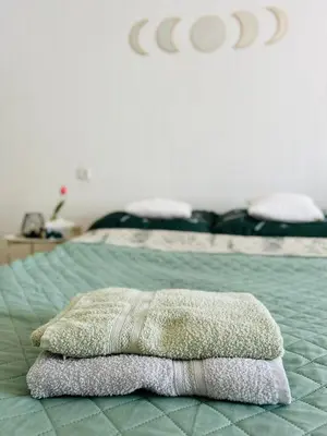 Łóżko lub łóżka w pokoju w obiekcie Duży apartament z kuchnią i łazienką w centrum Namysłowa
