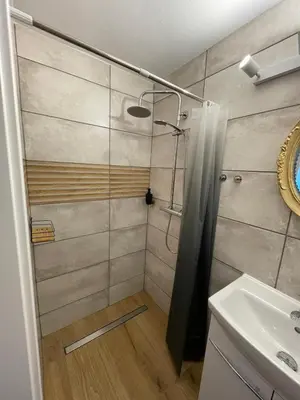 Łazienka w obiekcie wiejski domek z altaną i grillem