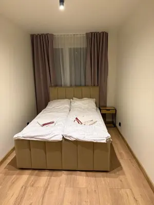 Łóżko lub łóżka w pokoju w obiekcie Apartament Grodzka