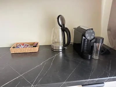Zestaw do parzenia kawy i herbaty w obiekcie Apartament Grodzka