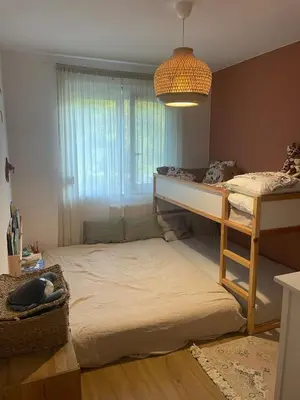 Łóżko lub łóżka w pokoju w obiekcie Villa Roma Apartament z parkingiem, zabawkami, kawą Wrocław